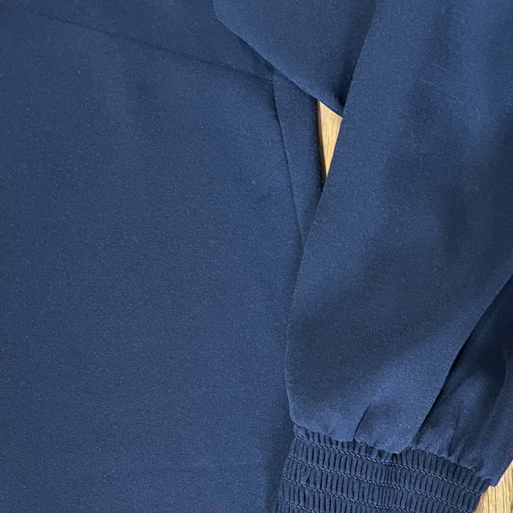 Chase Bank attire Lands' End Women's Navy Blouse worn 1 time size 8 - Picture 2 of 3